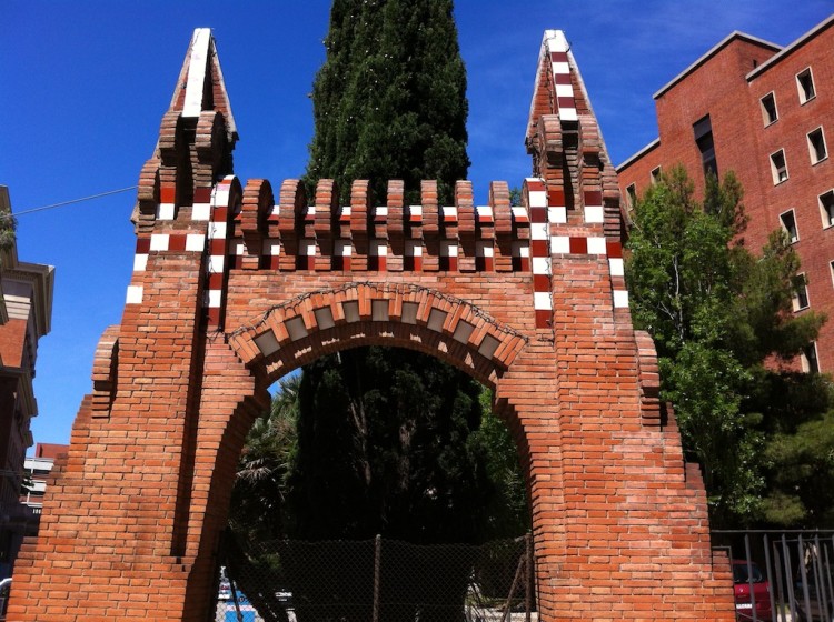 Porta de Gaudí a la Facultat de Farmàcia de la Universitat de Barcelona