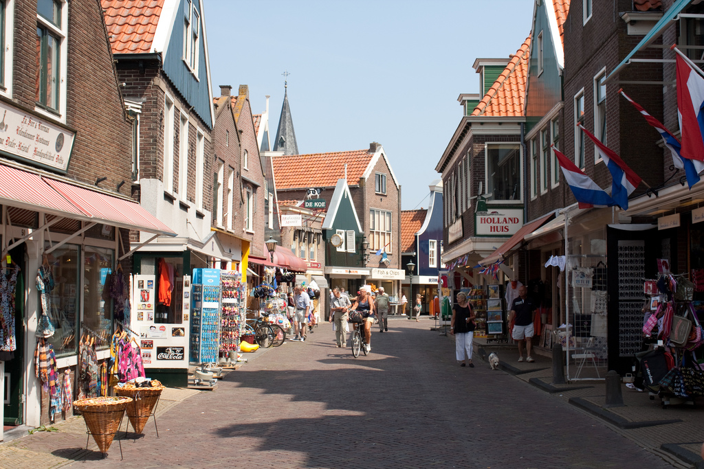 Carrer de botigues i bars de Volendam