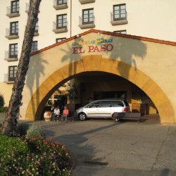 Entrada a l'Hotel El Paso
