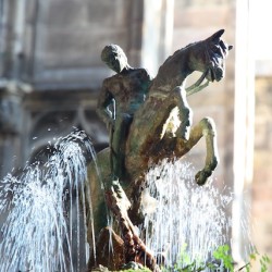 Figura de Sant Jordi matant al drac al claustre de la Catedral de Barcelona