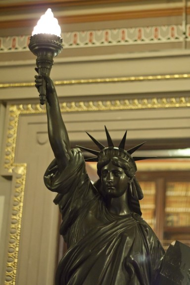 Estatua de la llibertat a la Biblioteca Pública Arús