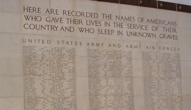 Muro con los nombres de soldados estadounidenses caídos en Luxemburgo durante la Segunda Guerra Mundial