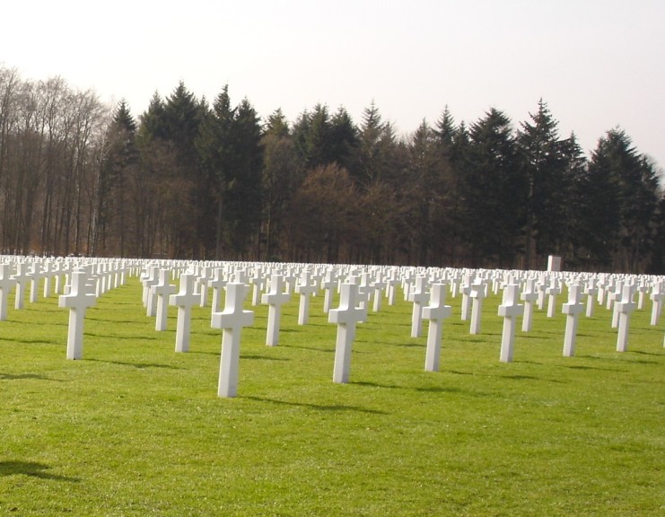 Tumbas cementerio Segunda Guerra Mundial en Luxemburgo