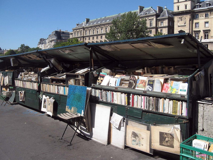 casetes verdes de venedors de llibres de segona mà al costat del Sena