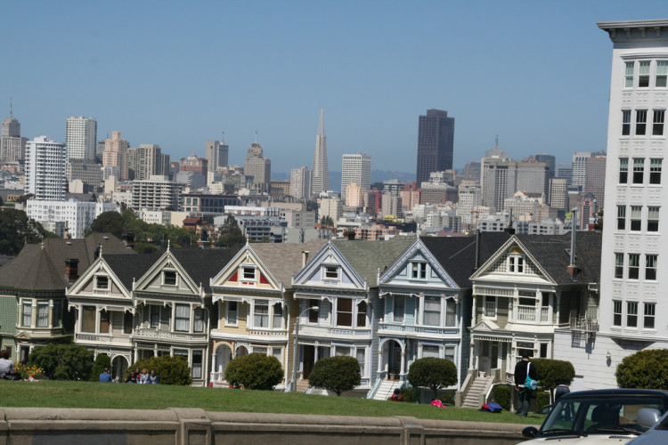 Cases de San Francisco amb gratacels al fons