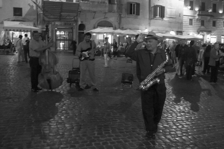 Grup de carrer tocant el saxo