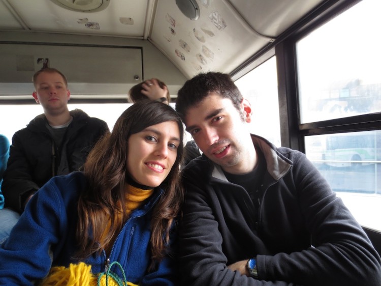 Laura y David en el autobús a Auschwitz
