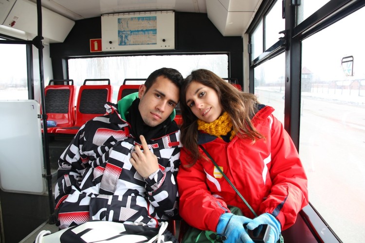 Àlex i Laura a l'autobús de Auschwitz a Birkenau