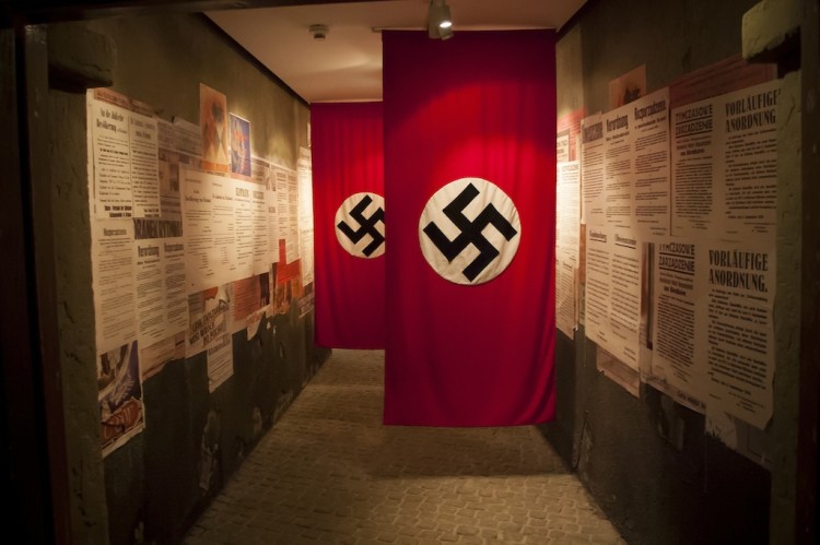 Banderas nazis en el museo de la fábrica de Schindler