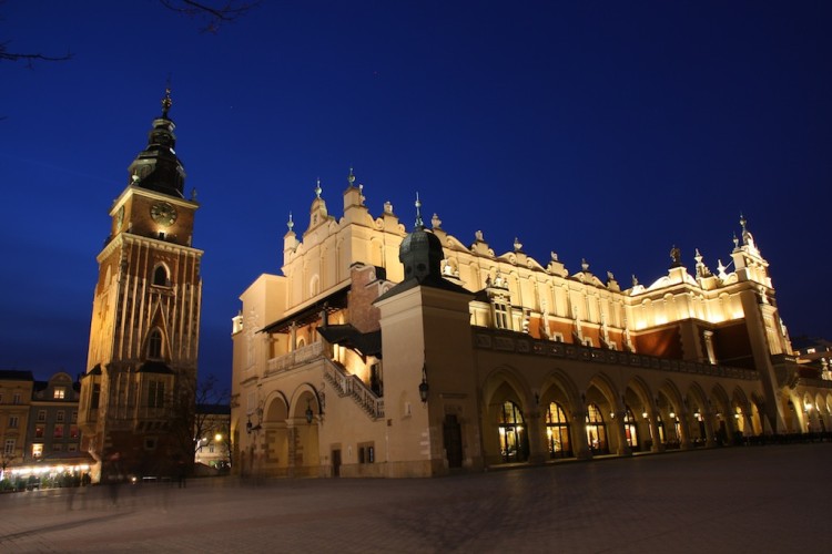 Torre del Ayuntamiento y mercado en Rynek Główny