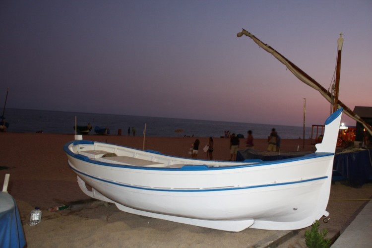 Barca en la playa de Sant Pol de Mar