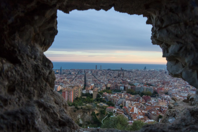 Barcelona desde una roca en los Bunkers del Carmel