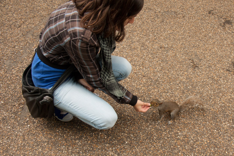 Laura donant de menjar a un esquirol