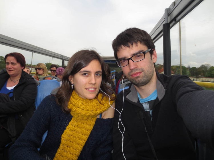 Excursions des de Munic: Laura i David escoltant a l'audioguia del gran tour de Munic de Gray Line