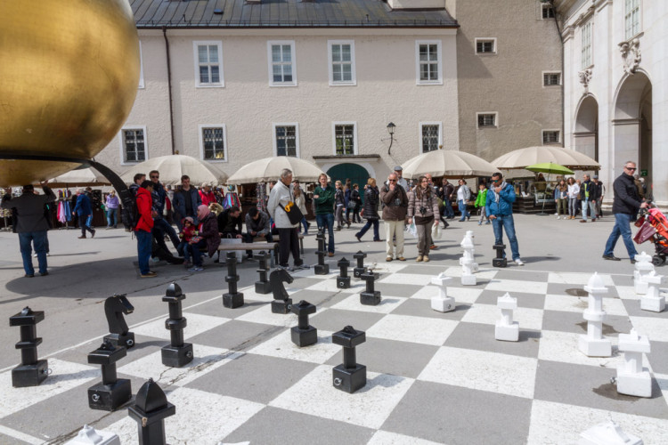 Que ver en Salzburgo en un día: Partida de ajedrez en Kapitelplatz
