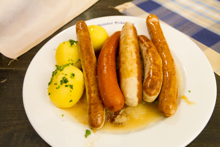 Dónde comer en Múnich: Surtido de salchichas bávaras