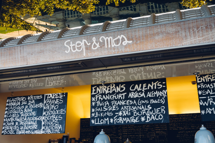 Tiendas de comida en el Mercado Encants Vells de Barcelona