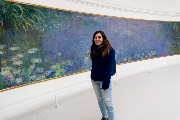 Museos gratis en París: Laura en el museo de la Orangerie 