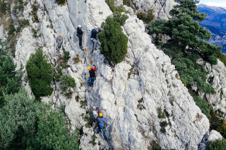 Viendo el descenso de los compañeros desde la cima de la Vía Ferrata de Vallcebre