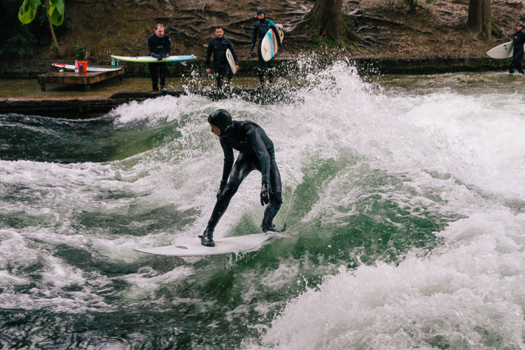 Surfers al Englischer Garten de Munic