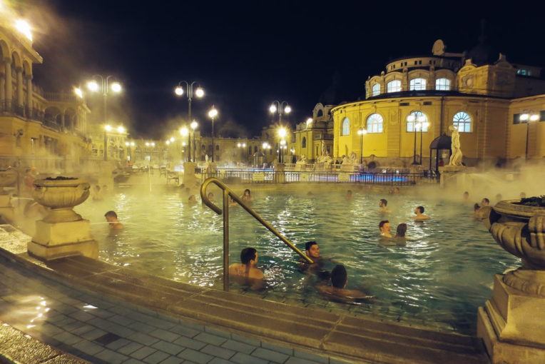Balnearios en Budapest: Piscina al aire libre a los Baños Széchenyi en Budapest