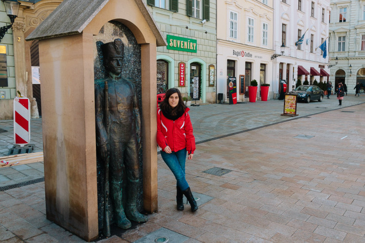 Estàtues de Bratislava: Laura amb l'estàtua del Soldat a la seva garita