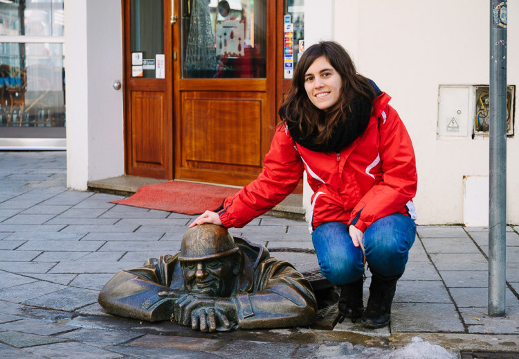 Estàtues de Bratislava: Laura amb l'estàtua de Čumil