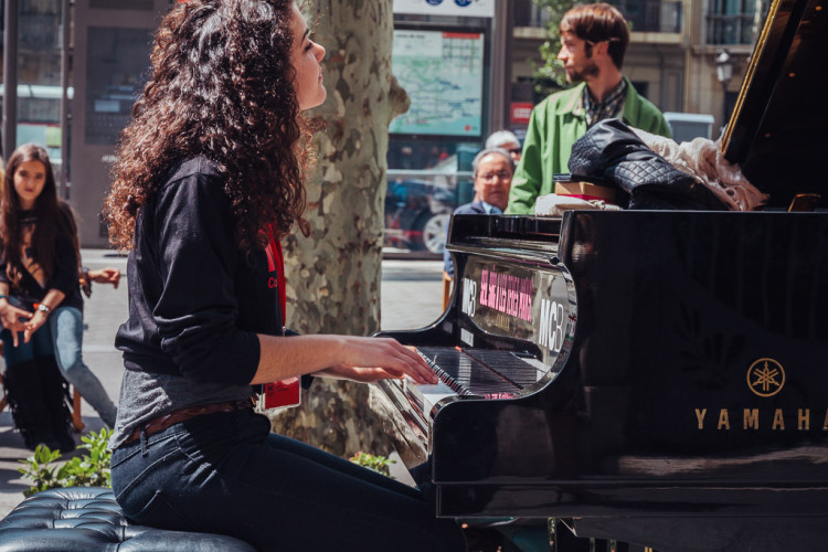 Diumenges dels vianants: Noia tocant el piano de cua