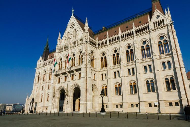 Vista lateral del Parlamento de Budapest