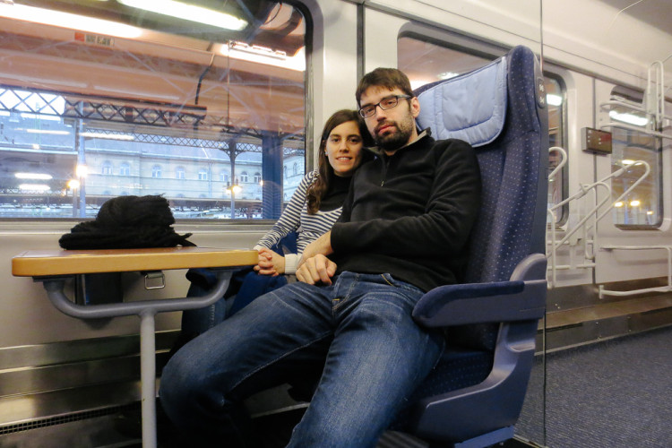 Viaje a de Budapest a Bratislava: Nosotros con cara de dormidos en el tren