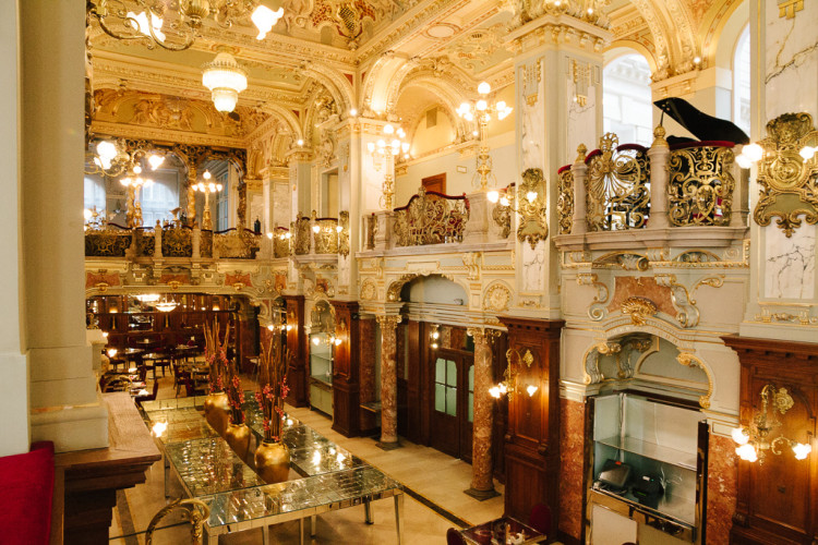 Interior del Cafè New York de Budapest