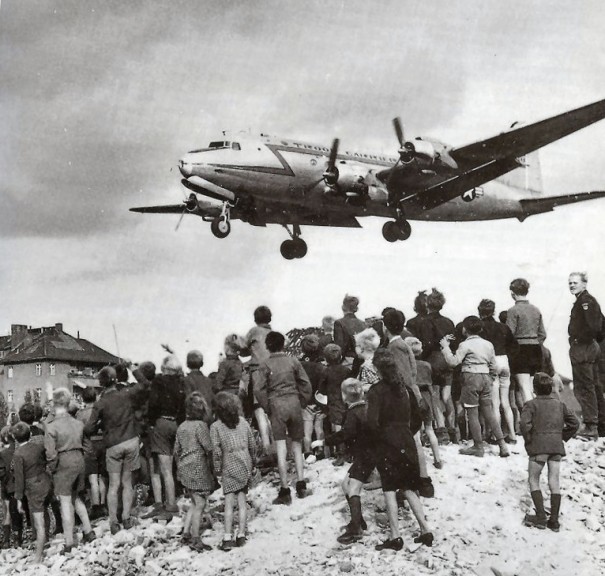Avión aterrizando en Tempelhof durante la época del muro de Berlín