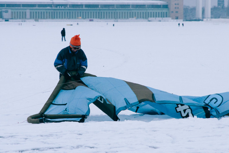 Kite snowboarding en el Aeropuerto Tempelhof en Berlín