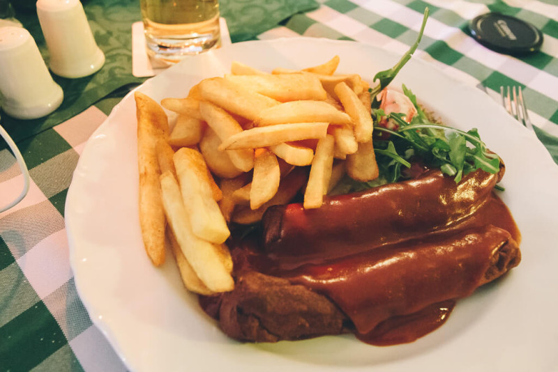 On menjar a Berlín: Currywurst a Alt-Berliner Wirtshaus
