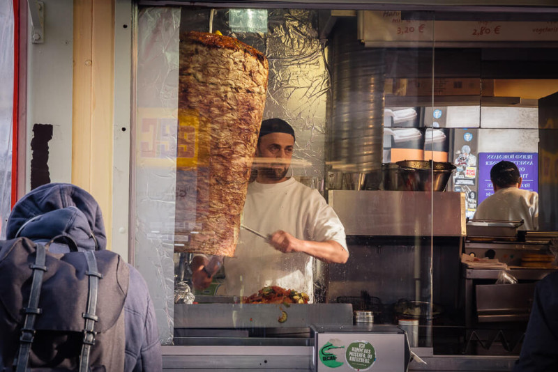 Dónde comer en Berlín: Preparando el kebab en Mustafa's Gemüse Kebap
