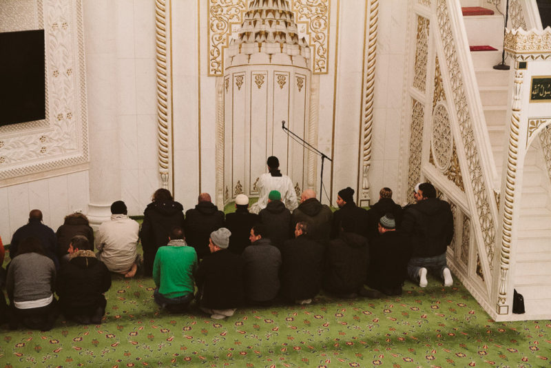 Turcos rezando en la mezquita de Berlín