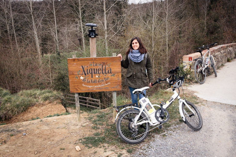 Bicicleta a la Vall d'en Bas: Laura a la porta de la Masia La Xiquella