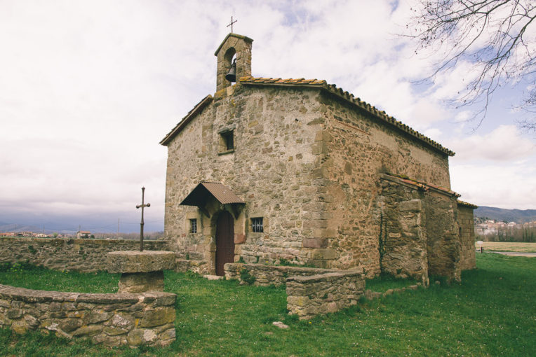 Bicicleta a la Vall d'en Bas: Església de Sant Quintí d'en Bas