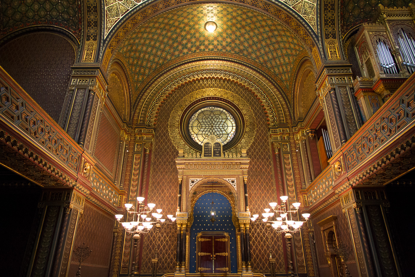 Interior de la Sinagoga Española en el barrio judío de Praga