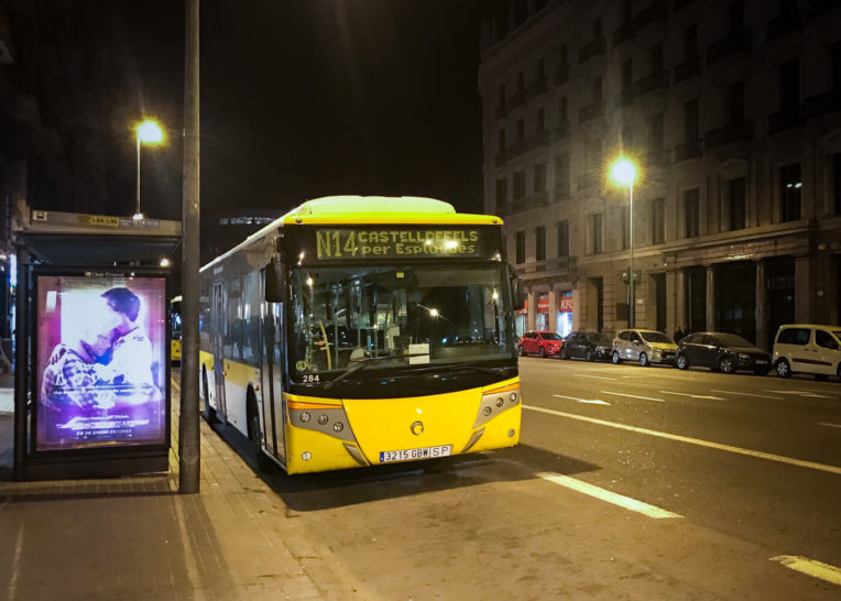 Cómo funciona el transporte nocturno de Barcelona NitBus y metro de noche