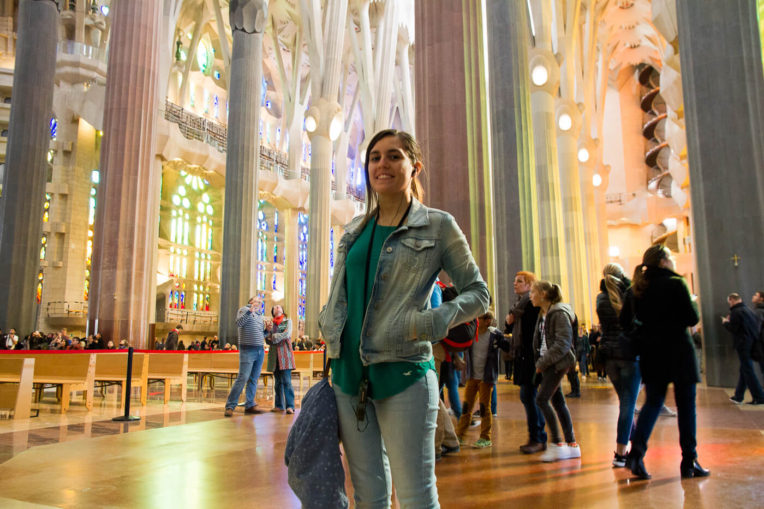 Comprar entrada a la Sagrada Família Online - Laura escoltant l'audioguia de la Sagrada Família