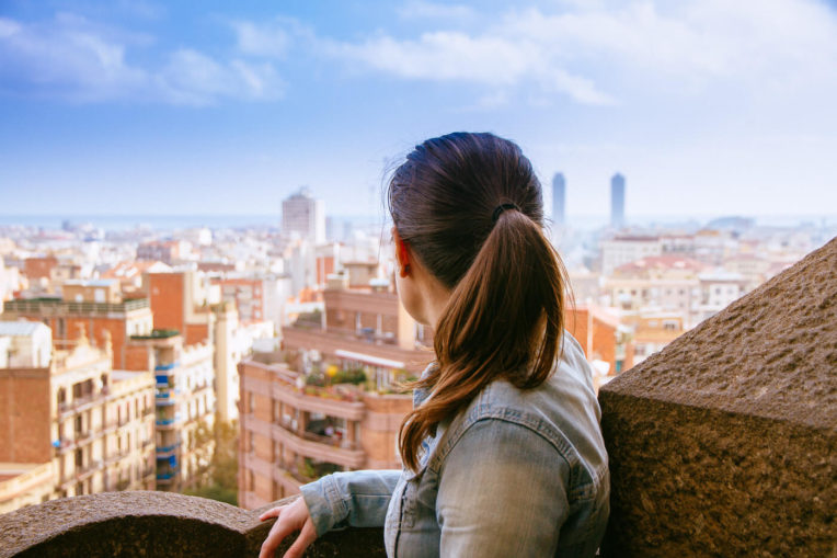 Laura observant les vistes des de les Torres de la Sagrada Família