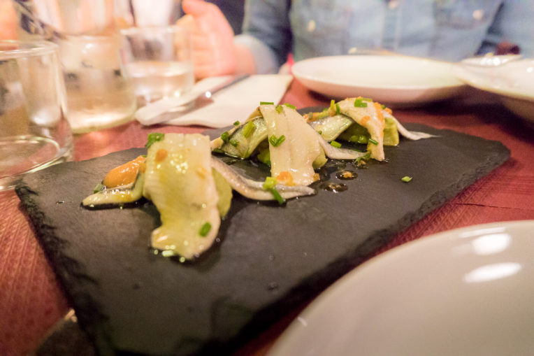 On menjar a Màlaga - El Tapeo de Cervantes - Seitons en vinagre amb guacamole i salmorejo