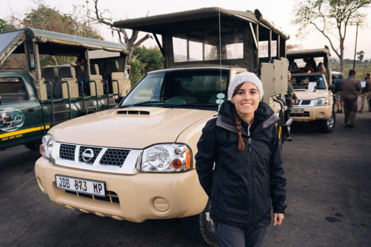 Safari al Parc Nacional de Kruger a Sud-àfrica - Laura abans de pujar al cotxe de Safari