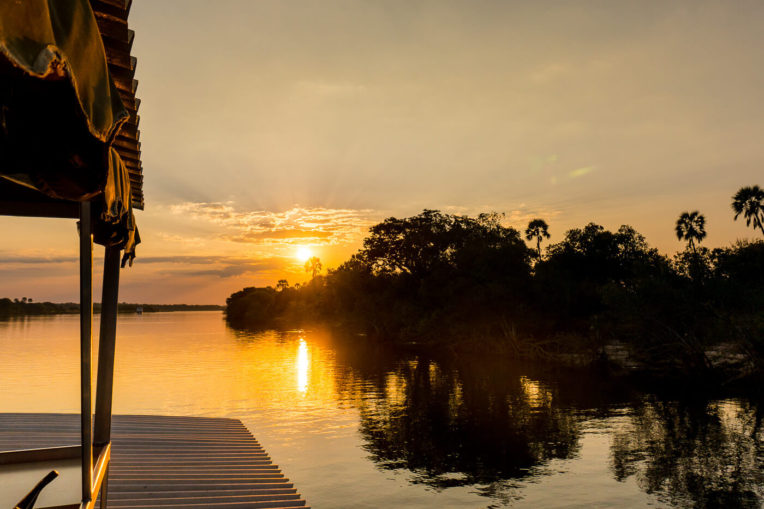 Posta de sol a l'Àfrica al Rio Zambezi a Zimbàbue