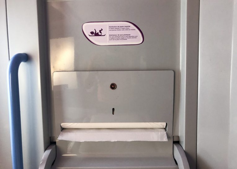 Viatjar en AVE amb un bebè - Rotlle de paper en el canviador al lavabo del tren