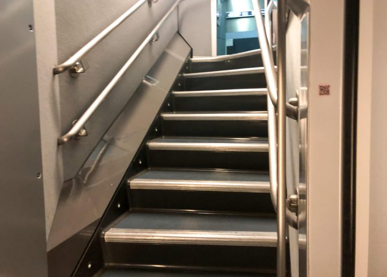 Viajar en AVE con un bebé - Escaleras para ir al piso superior
