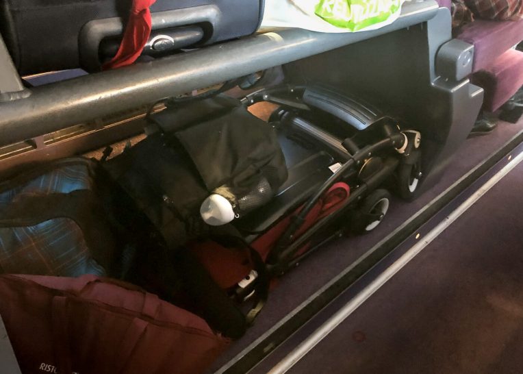 Viajar en AVE con un bebé - Bugaboo Bee en el espacio de maletas de un AVE