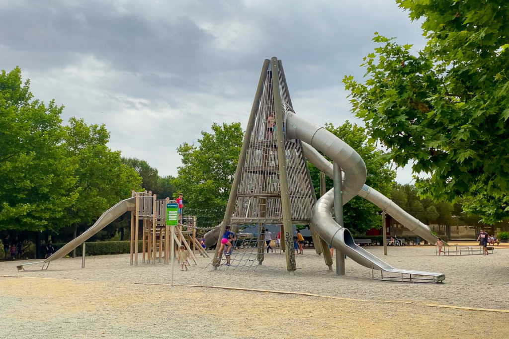 Tobogans gegants al parc infantil a al Parc de Catalunya de Sabadell